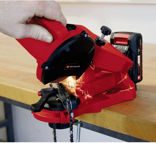 Kettingzaag slijper in rood, met een hand die de machine bedient en vonken die vliegen.