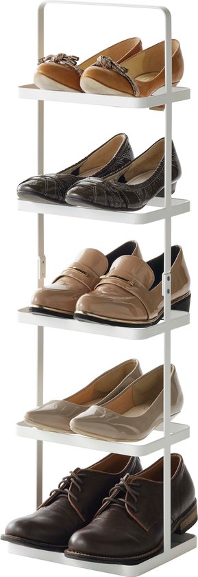 Étagère à chaussures blanche et métallique à 5 niveaux, remplie de diverses chaussures pour femmes, des ballerines aux escarpins.