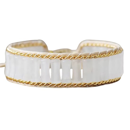 Witte jade armband met goudkleurige kettingaccenten op een witte achtergrond.
