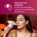 Vrouw met donker haar gebruikt het witte Philips Lumea IPL ontharingsapparaat op haar gezicht.