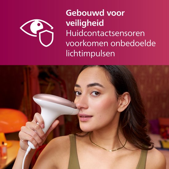 Vrouw met donker haar gebruikt het witte Philips Lumea IPL ontharingsapparaat op haar gezicht.
