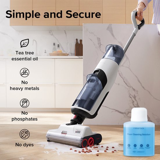 Een witte Roborock vloerreiniger staat op een houten vloer. Naast de machine staat een fles blauwe vloerreiniger. Links iconen voor theeboomolie, geen zware metalen, fosfaten en kleurstoffen.