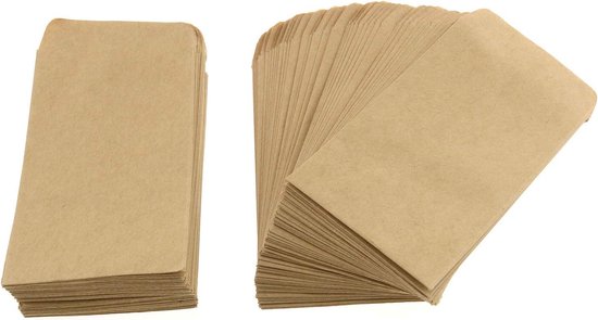 Deux piles de petits sacs en papier kraft brun. Une pile à gauche est verticale, l'autre pile à droite est en diagonale.