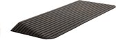 Zwarte rubberen drempelhulp met horizontale ribbels, 65 mm hoog.