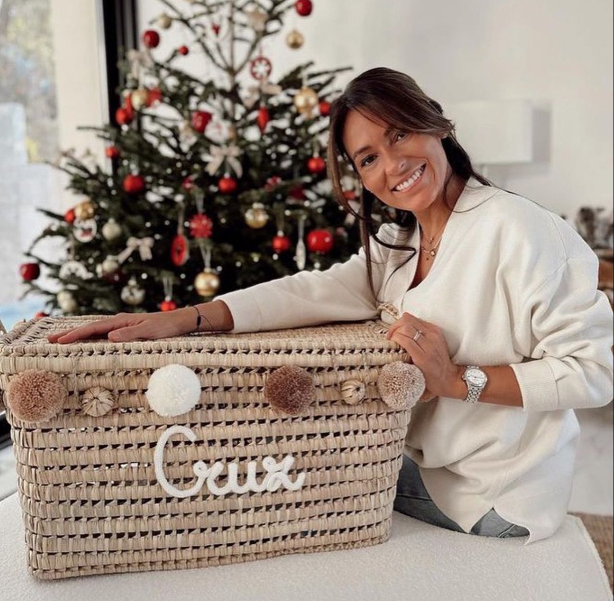 Opbergmand – Speelgoedmand – 60cm - Speelgoedkoffer – Koffer - Rieten mand - Speelgoed - Opbergen - Mand met naam - Pompon - Wol – Geschenk – Sint – Kerst – Verkleedkoffer - Kinderkamer - Gepersonaliseerd - Handgemaakt - Decoratie - Geboorte - Cadeau
