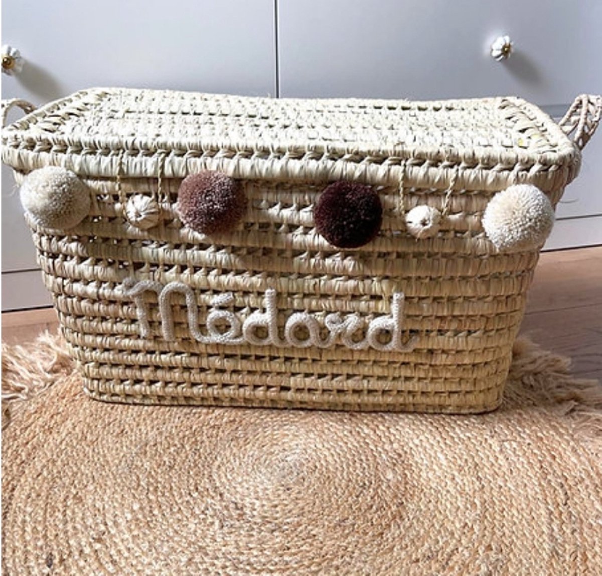 Opbergmand – Speelgoedmand – 60cm - Speelgoedkoffer – Koffer - Rieten mand - Speelgoed - Opbergen - Mand met naam - Pompon - Wol – Geschenk – Sint – Kerst – Verkleedkoffer - Kinderkamer - Gepersonaliseerd - Handgemaakt - Decoratie - Geboorte - Cadeau