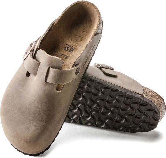 Bruine Birkenstock Boston klompen, schuin van boven zichtbaar, onderkant zichtbaar.