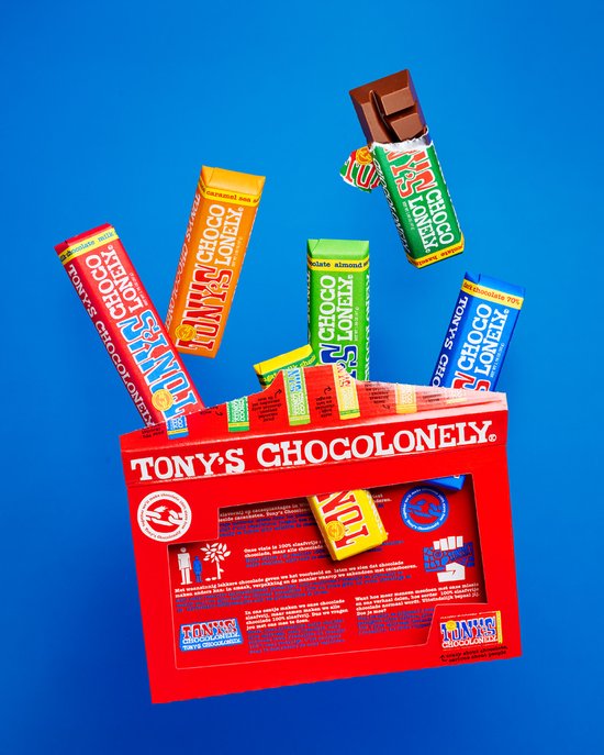 Tony's Chocolonely repen met gele, oranje, groene en blauwe verpakking zweven boven een rode doos met uitleg erop.