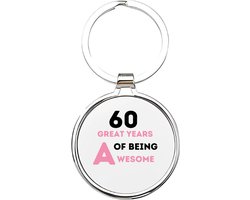 Akyol - 60 great years of being awesome Sleutelhanger - Verjaardag - jarigen - jarig - jarige - 60 jaar - verjaardagscadeau - cadeau voor een jarige - feest - cadeau - cadeautje - verjaardagscadeautje - 4 x 7,5 CM