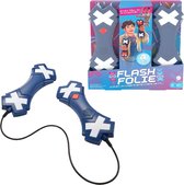 Manettes de jeu bleues avec des détails blancs en forme de croix, à côté de l'emballage du produit.
