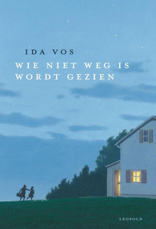 Boekcover van 'Wie niet weg is wordt gezien' van Ida Vos. De illustratie toont twee kinderen met een koffer die naar een huis lopen onder een sterrenhemel.
