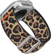 Apple Watch met luipaardprint bandje, voorzien van een zilveren gesp en oranje accenten.