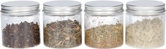 Vier glazen potjes met zilverkleurig schroefdeksel, gevuld met kruidnagel, kruidenmix, Italiaanse kruiden en grof zout.