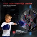 Jongen met blauwe bokshandschoenen die bokst tegen een zwarte machine met zes verlichte pads en rode accenten. Pijlen geven installatieopties aan.