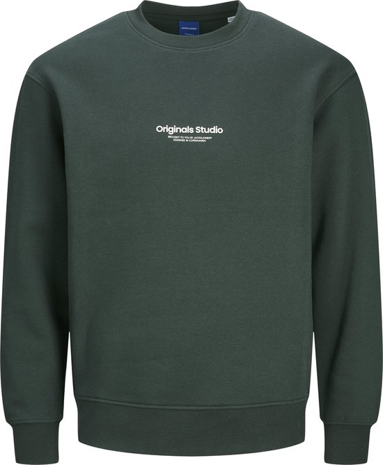 Donkergroene sweater met witte tekst 'Originals Studio', 'BROUGHT TO YOU BY JACK&JONES®' en 'DESIGNED IN COPENHAGEN'.