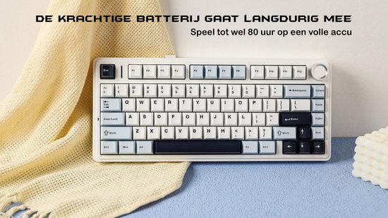 Wit mechanisch toetsenbord met witte, lichtblauwe en donkerblauwe toetsen, naast een zandkleurig plaid.