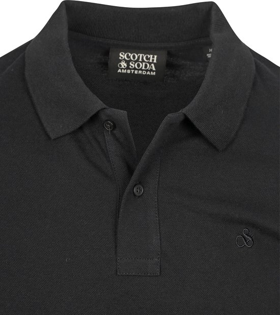 Detail van de kraag en knoopjes van een zwarte poloshirt met Scotch & Soda label.