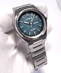 Zilverkleurig Citizen Eco-Drive Titanium horloge met een gestructureerde blauwgroene wijzerplaat en datumweergave.