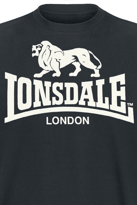 Close-up van een zwart Lonsdale London T-shirt met een witte leeuw en logo.