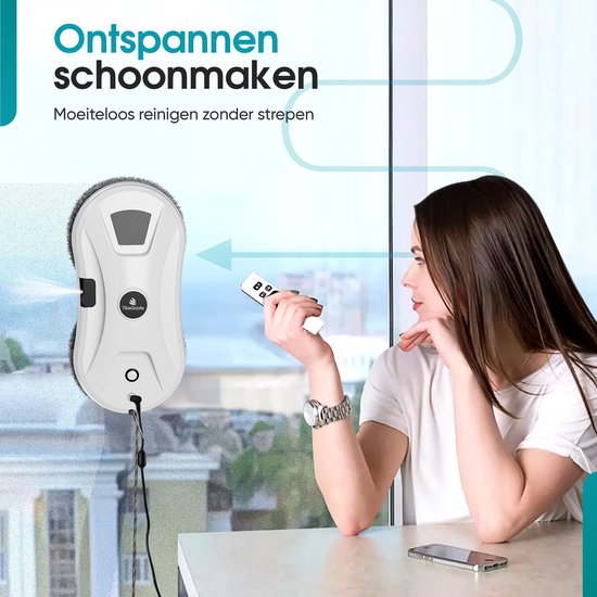 Een vrouw bedient met afstandsbediening de witte TibaGoods robotruitenreiniger die ramen schoonmaakt. Tekst: Ontspannen schoonmaken.
