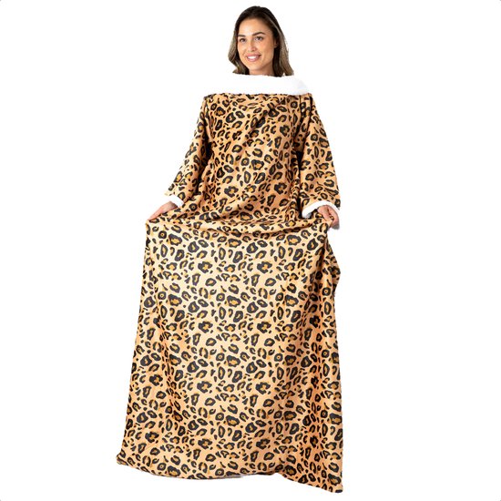 Model draagt een lange, luipaardprint omslagdoek met witte sherpa kraag en mouwen.