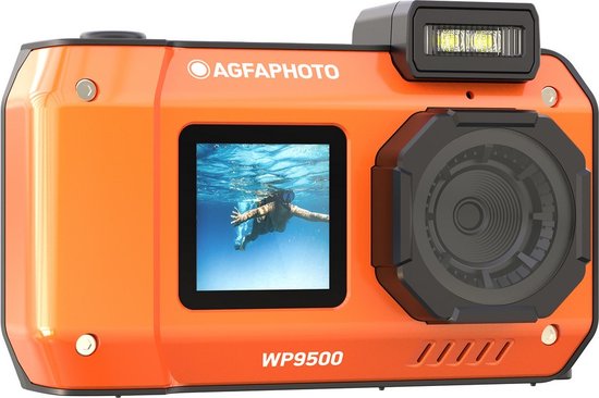 Oranje AgfaPhoto WP9500 camera met flits en scherm waarop een duikende vrouw te zien is.
