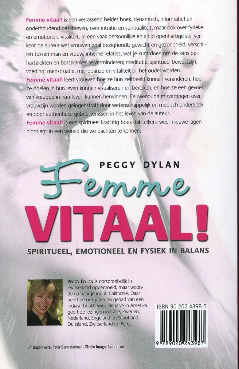 Achterkant van het boek Femme Vitaal door Peggy Dylan, met een foto van de auteur en een beschrijving van de inhoud.