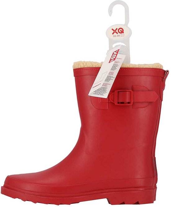 Paar rode regenlaarzen met gesp en imitatiebont voering, met labels.