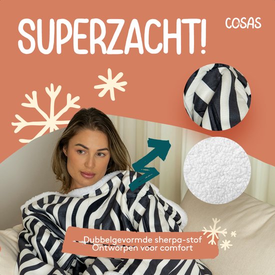 Vrouw op een bank met een zebra-print deken met mouwen, met opengewerkte cirkels die de stof tonen. Tekst 'SUPERZACHT!'.