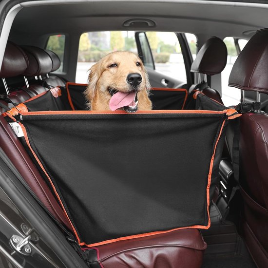 Golden retriever assis dans une housse noire pour chien de voiture avec bordure orange.