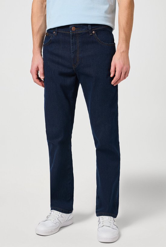 Man draagt een donkerblauwe jeans.