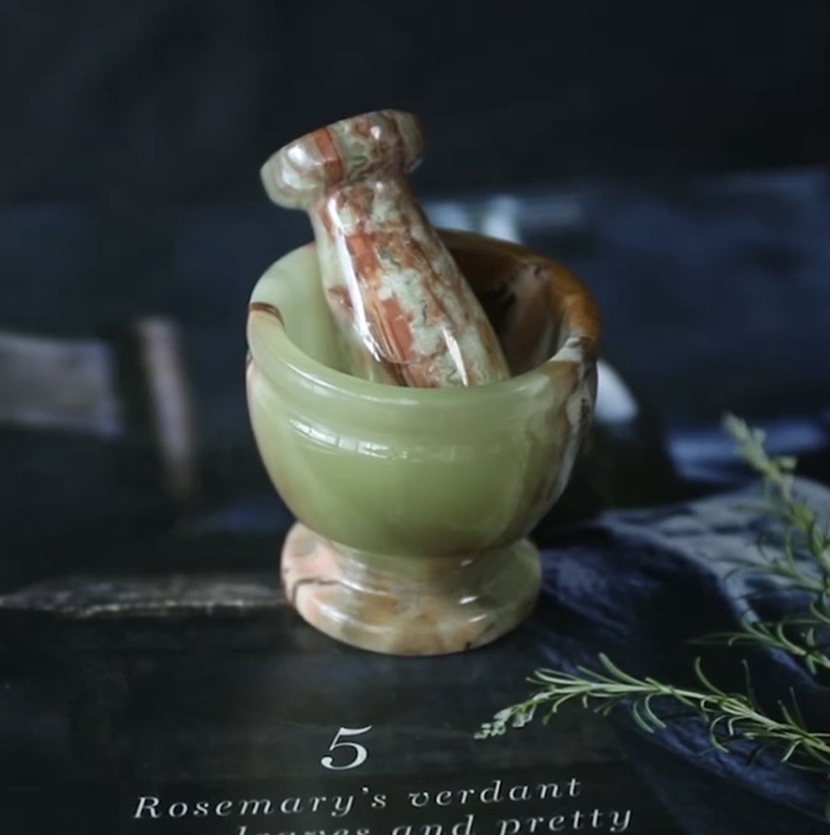 Groen Marmeren Mortier en Vijzel - Kracht en Elegantie in de Keuken