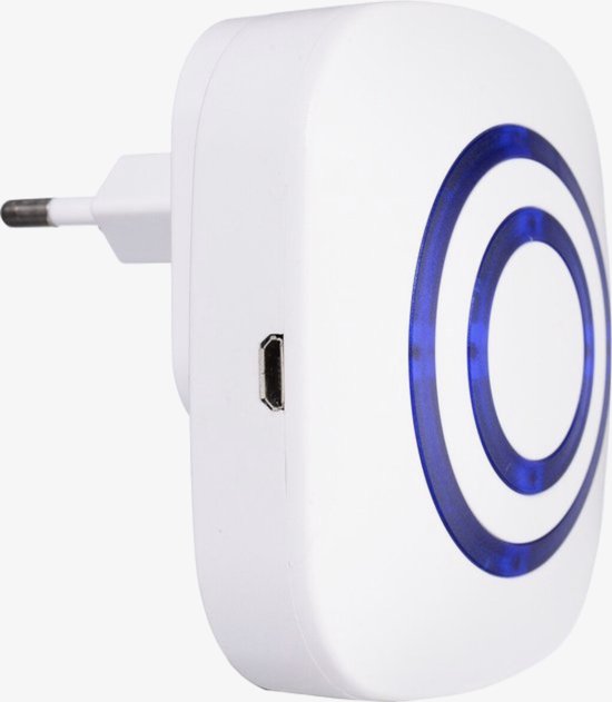 Witte stekkerontvanger met blauwe concentrische cirkels, een USB-poort en een stekker.