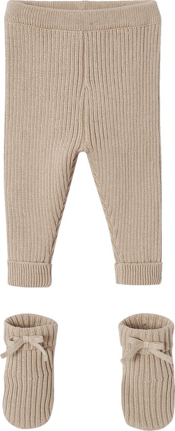 Beige gebreide broek met ribbelstructuur en twee gebreide sokjes met strikdetail.