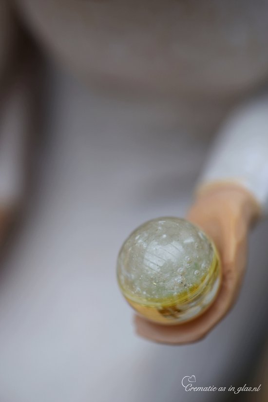 Urn Willow Tree beeldje 'With my grandmother" met hand geblazen mini urn-Hand geblazen mini urn met crematie- as vast in glas verwerkt óf haarlokje met haartjes intact in mini urn verwerkt-Crematie- as \ haren verwerking van uw dierbare-Urn-Gedenken