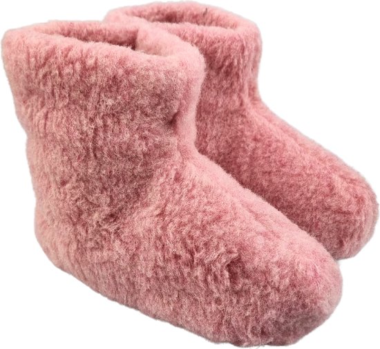 Roze wollen sloffen met een hoge schacht. De sloffen zijn gemaakt van 100% scheerwol.