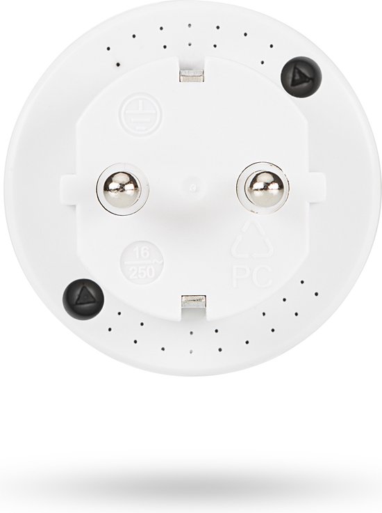 Onderkant van een witte stekkeradapter met metalen pinnen en zwarte details.