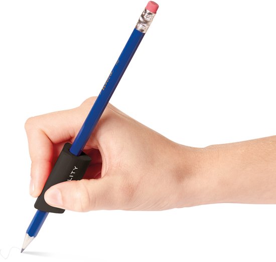 Een hand die een blauw potlood vasthoudt met een zwarte penverdikker.