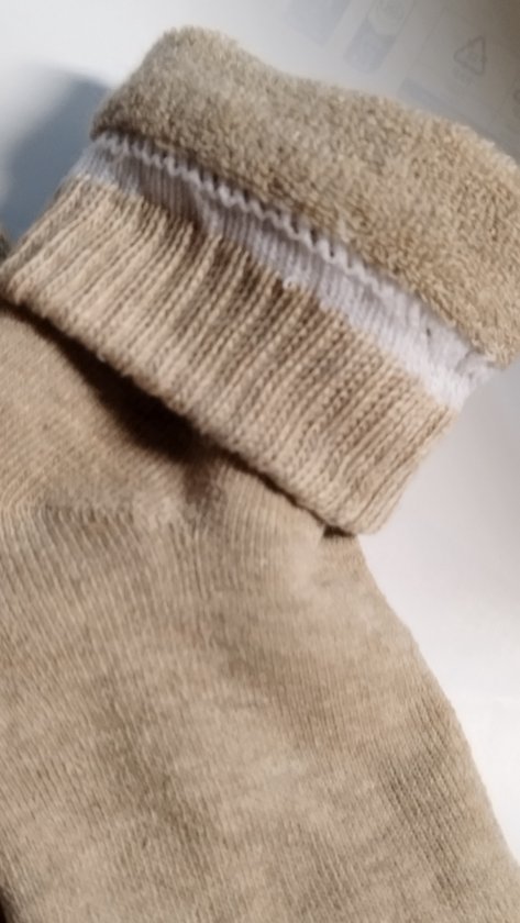 Beige dames sokken met omgeslagen boord met witte accenten.