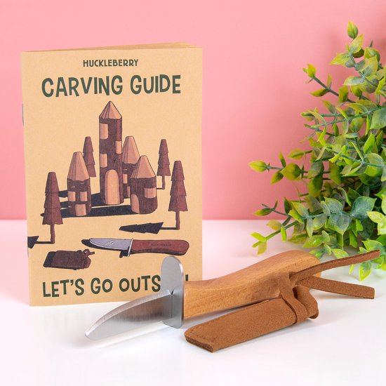 Huckleberry Carving Guide boekje en los carving mes met houten handvat en bruin suède hoesje.