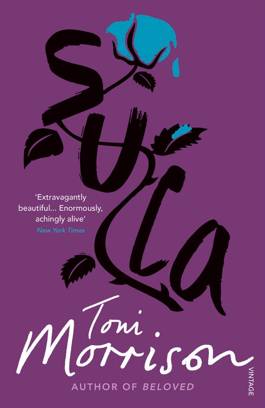 Paarse omslag met grote zwarte letters 'Sula' en een blauwe bloem bovenaan. "Extravagantly beautiful... Enormously, achingly alive" - New York Times.
