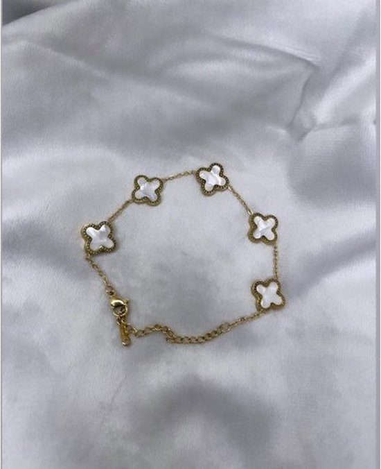 Bracelet trèfle doré avec cinq petits trèfles blancs.