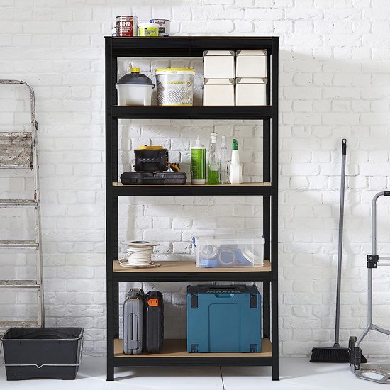 Zwarte metalen stellingkast met 5 planken met diverse opbergdozen, gereedschap en spuitbussen.