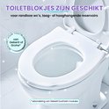 Een witte wc-pot met deksel omhoog. Een cirkelvormig label met tekst in het Nederlands over compatibiliteit.