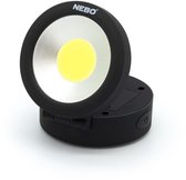 Zwarte Nebo werklamp met een zilveren ring en een centrale gele lichtbron, op een scharnierende basis.