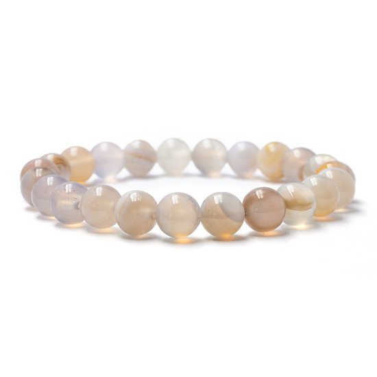 Bracelet de perles d'agate rondes et translucides dans des tons beiges et blancs sur fond blanc.