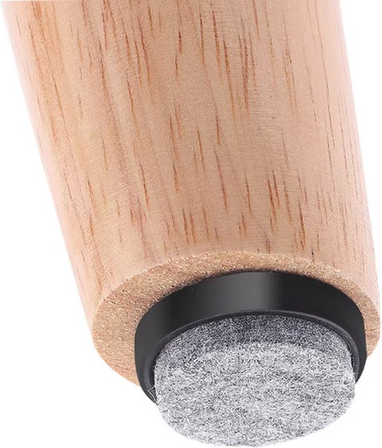 Close-up van een houten stoelpoot met een zwarte rand en een rond grijs viltje.
