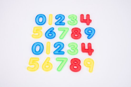 Deux rangées de chiffres transparents 0-9. Chiffres bleus, jaunes, verts et rouges.