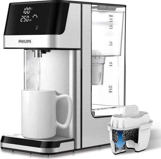 Zilverkleurige Philips waterdispenser met een mok eronder waaruit heet water stroomt. Naast de dispenser ligt een waterfilter.