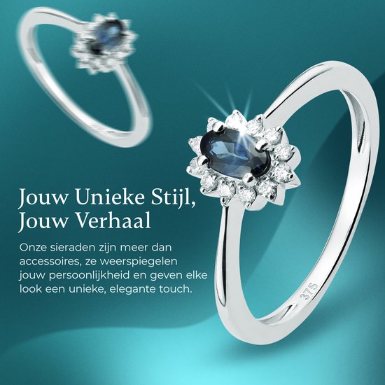 Twee zilverkleurige ringen met blauwe saffier en diamanten op een blauwe achtergrond.